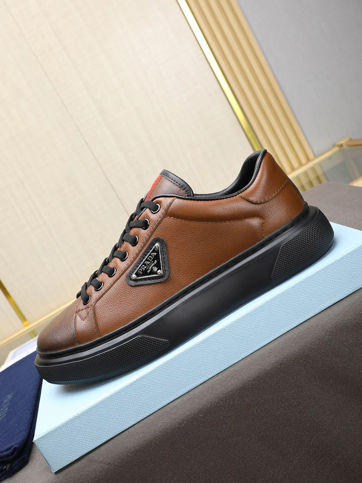 Men's shoes 💰460 Prada/Prada Men's new casual shoes, this upper is made of imported calfskin + sheep lining! The outside is decorated with the P family's classic metal triangle enamel logo, and the outsole is made of non-slip sports foam ultra-light outsole, which feels good on the feet and is a fashionable and fashionable item!  Size: 38-44 (45 customized)